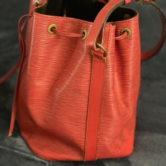 (SOLD)Authentic vintage Louis Vuitton Red Epi bucket noe bag - Picture 3 of 12